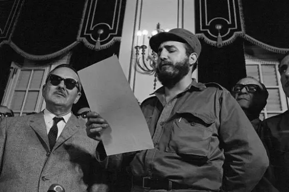 Fidel Castro lee su discurso tras asumir como primer ministro el 16 de febrero de 1959